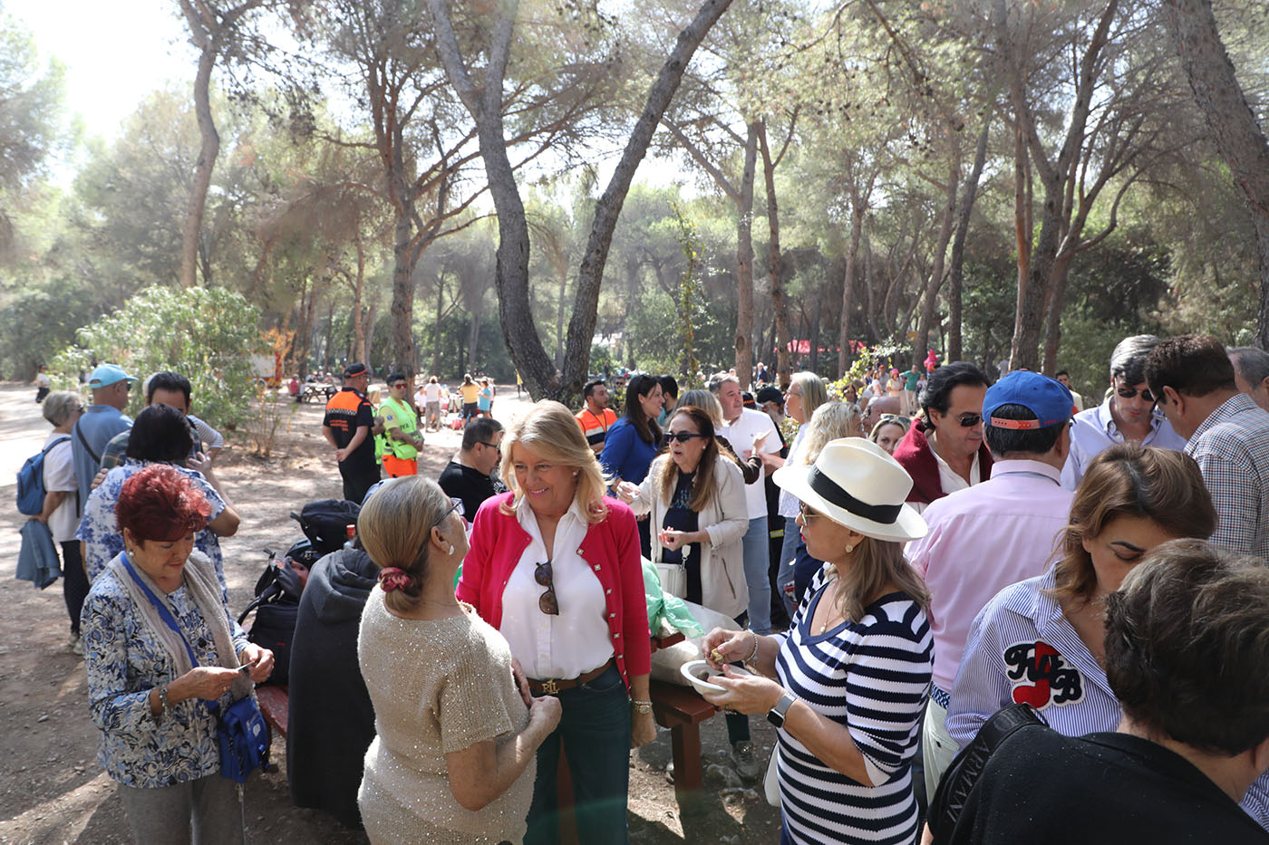 Marbella y San Pedro Alcántara mantienen las tradiciones y reúnen a cientos de personas en las fiestas del Tostón en los parques de Nagüeles y Los Tres Jardines